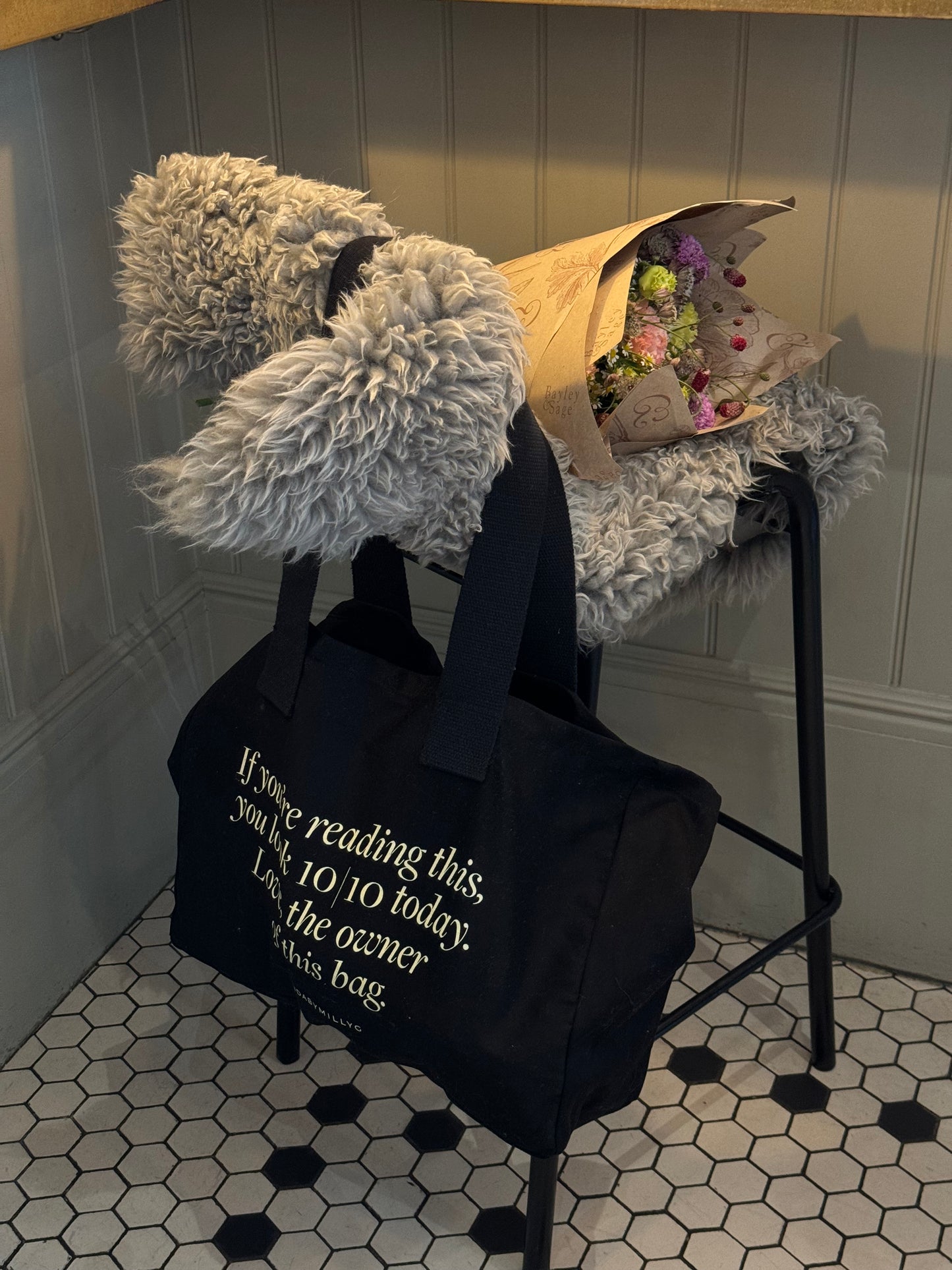 You Look 10/10 Tote | Black